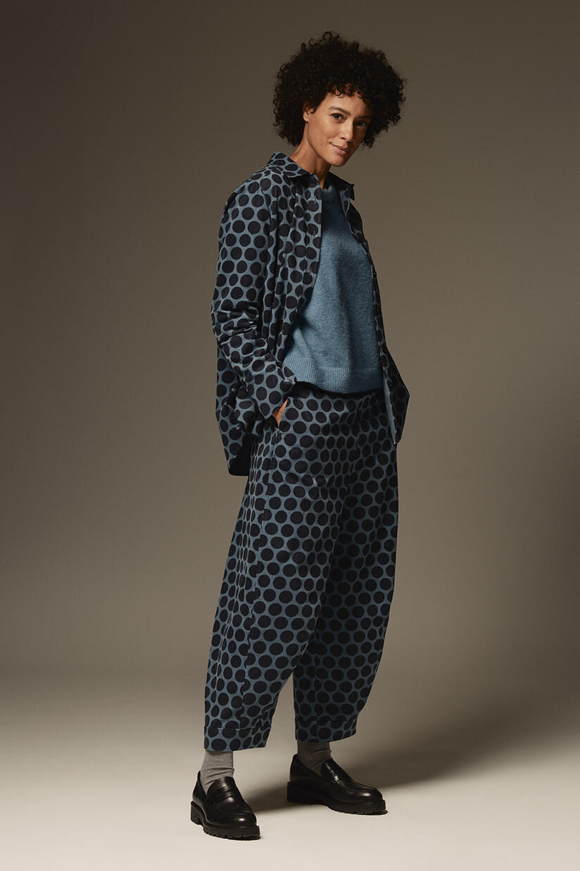 chemise en velours à pois avec poche poitrine - Navy Blazer, pantalon court en velours côtelé avec élastique au dos - Navy Blazer, Pull Oversize À Manches Étroites - Proven Blue