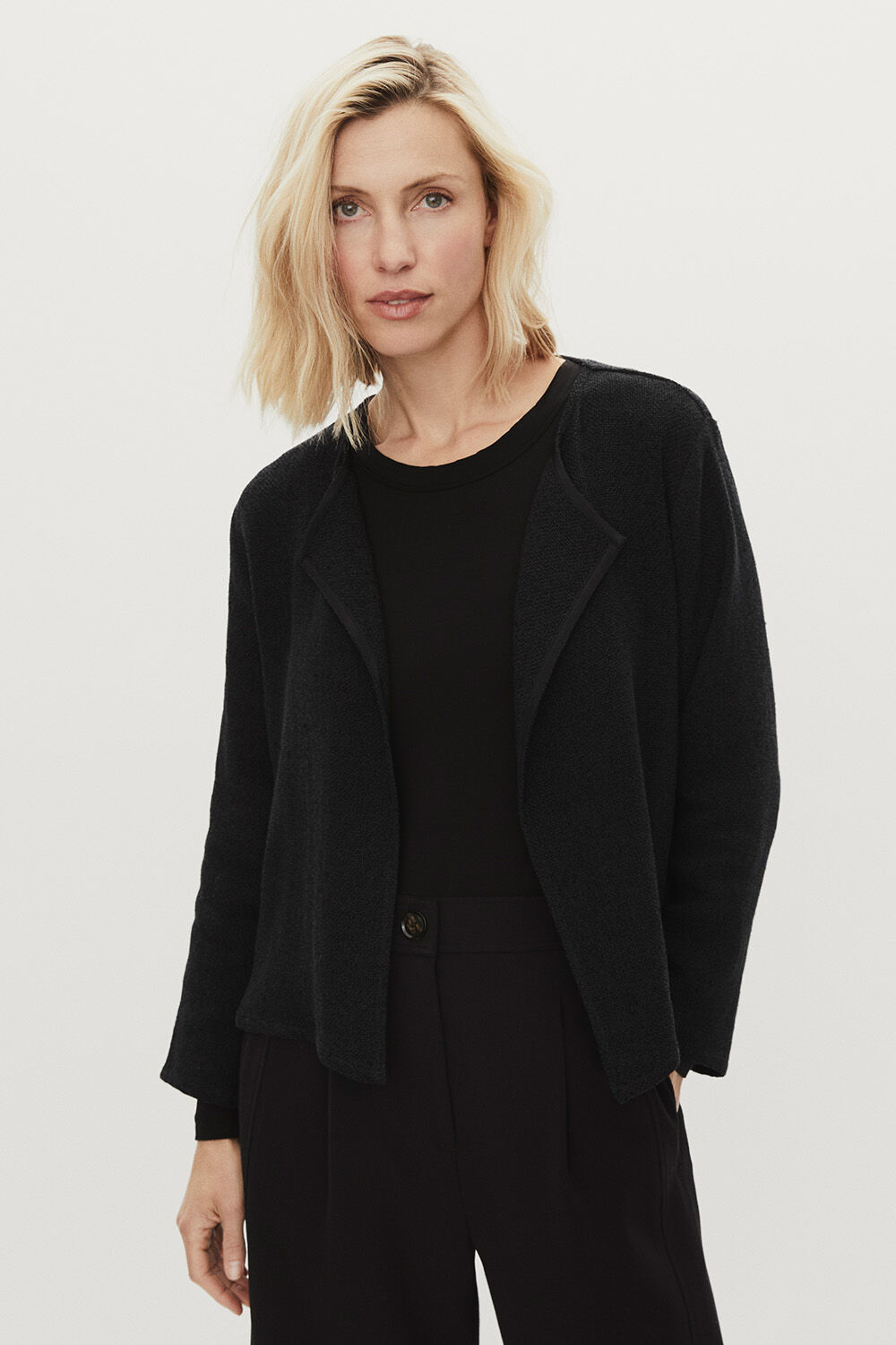 Veste Courte En Boucl&eacute; - Black, Blouse &Agrave; Col Roul&eacute; En Jersey Doux - Black, pantalon long classique &agrave; plis et plis pressants - Black