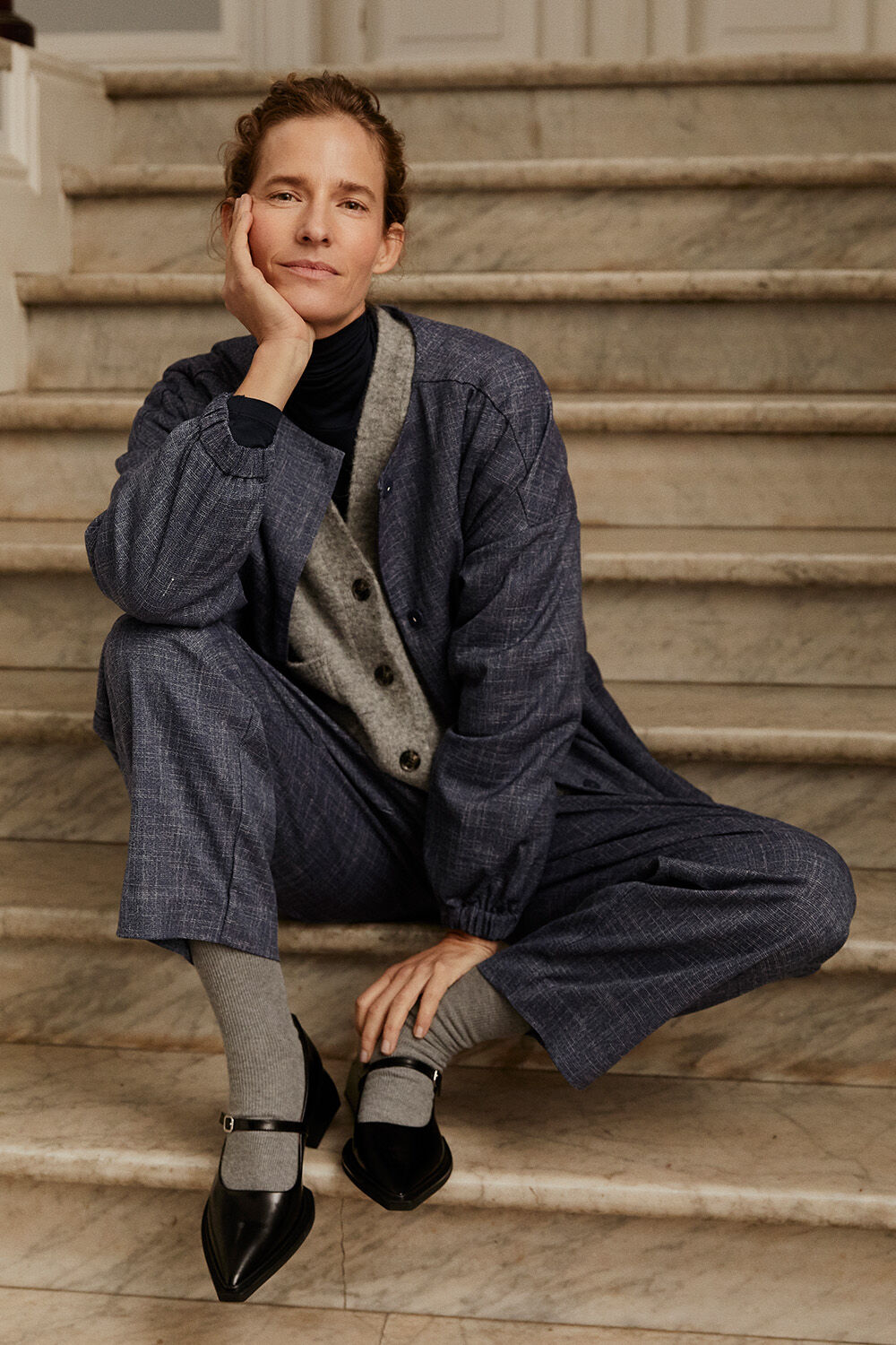 veste &agrave; col rond avec fermeture &agrave; boutons cach&eacute;s - Navy Blazer, Blouse &Agrave; Col Roul&eacute; En Jersey Doux - Black, pantalon avec poches fendues et plis sur le devant - Navy Blazer, cardigan en coton m&eacute;lang&eacute; - Navy Blazer