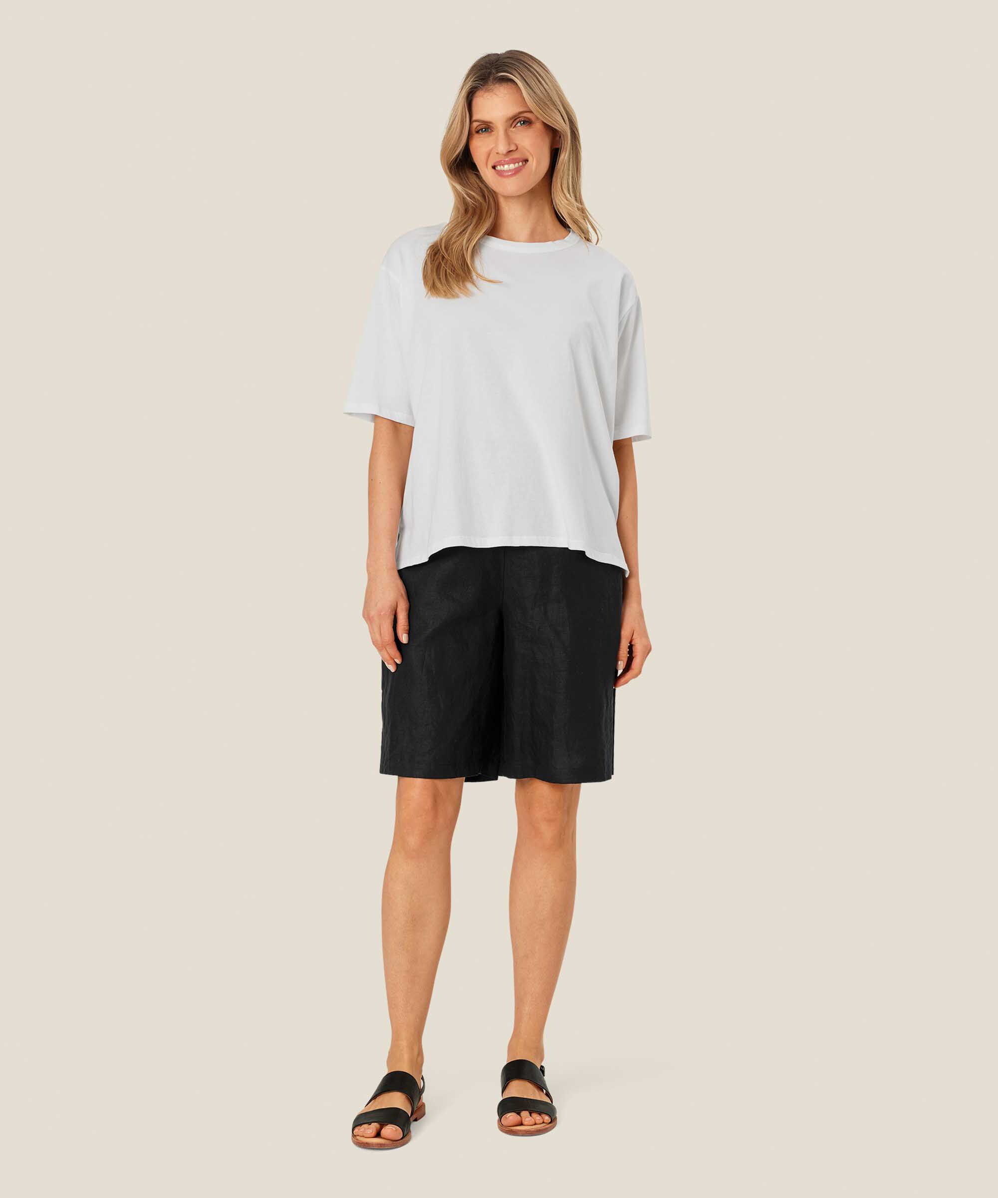 Short En Lin Avec Élastique Smocké Au Dos, Black