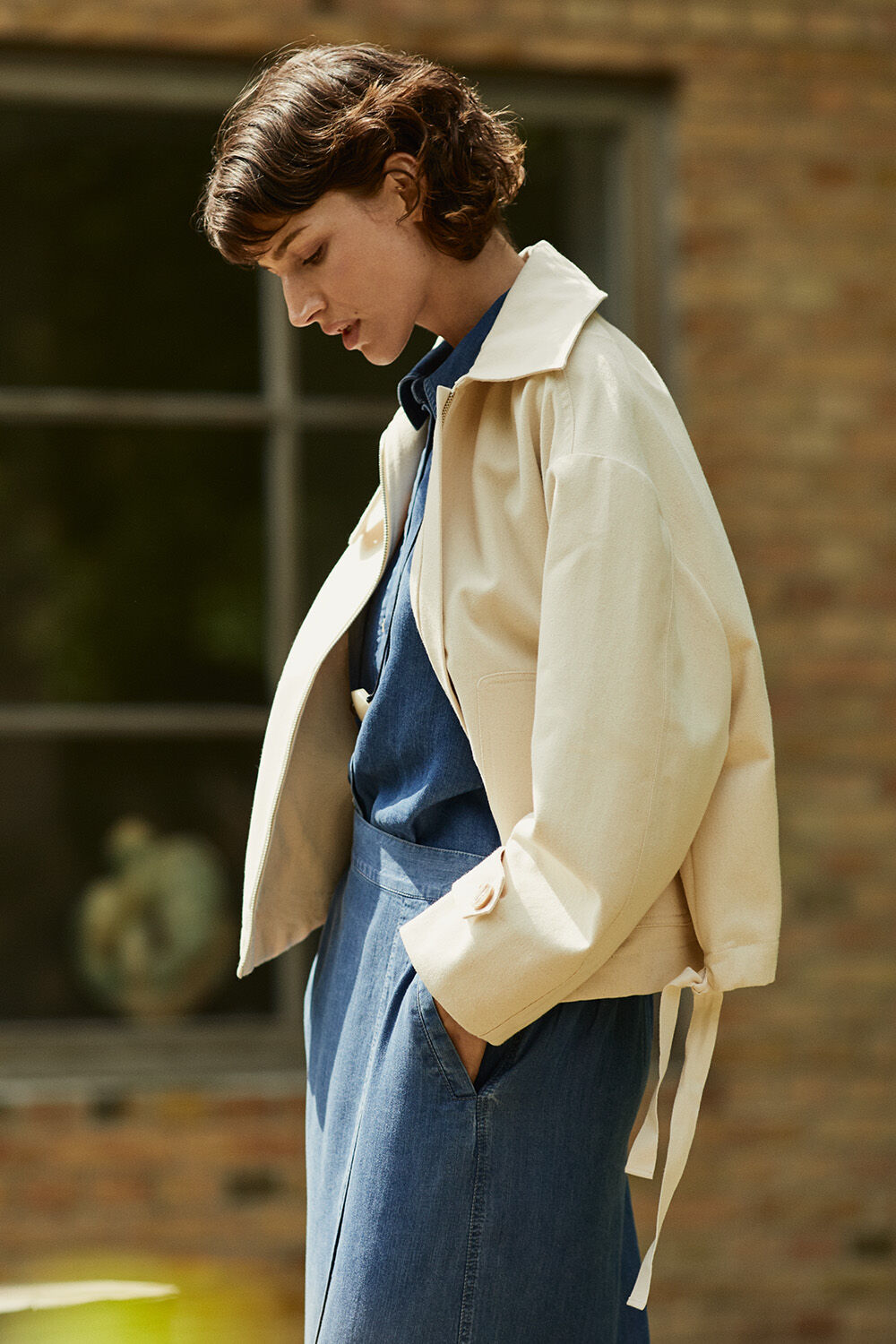 veste en jean inspir&eacute;e des motards - Oyster White, Chemise En Jean L&eacute;ger En Lyocell - Washed denim, jupe en jean &agrave; taille &eacute;lastique - Washed denim, cordon en cuir orn&eacute; de perles sculpturales - Tobacco Brown