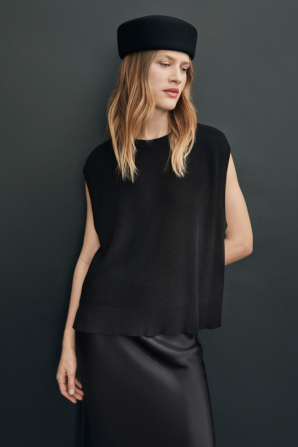 Pull doux en viscose avec fils brillants - Black, Chapeau pillbox en laine - Black, Jupe en satin de viscose avec &eacute;lastique - Black