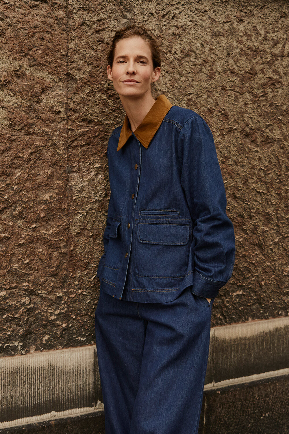 veste en jean avec col en velours et poches avant - Dark Denim, pantalon en jean large avec taille &eacute;lastique - Dark Denim