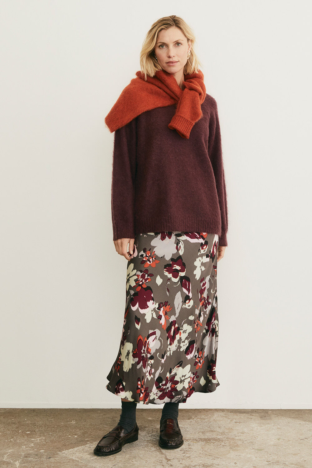 Pull en m&eacute;lange de laine &agrave; manches raglan - Fig, Boucles d'oreilles avec finition martel&eacute;e - Silver, Jupe longue en viscose fleurie &agrave; taille &eacute;lastique - Fig, Pull en m&eacute;lange de laine &agrave; manches raglan - Rooibos tea