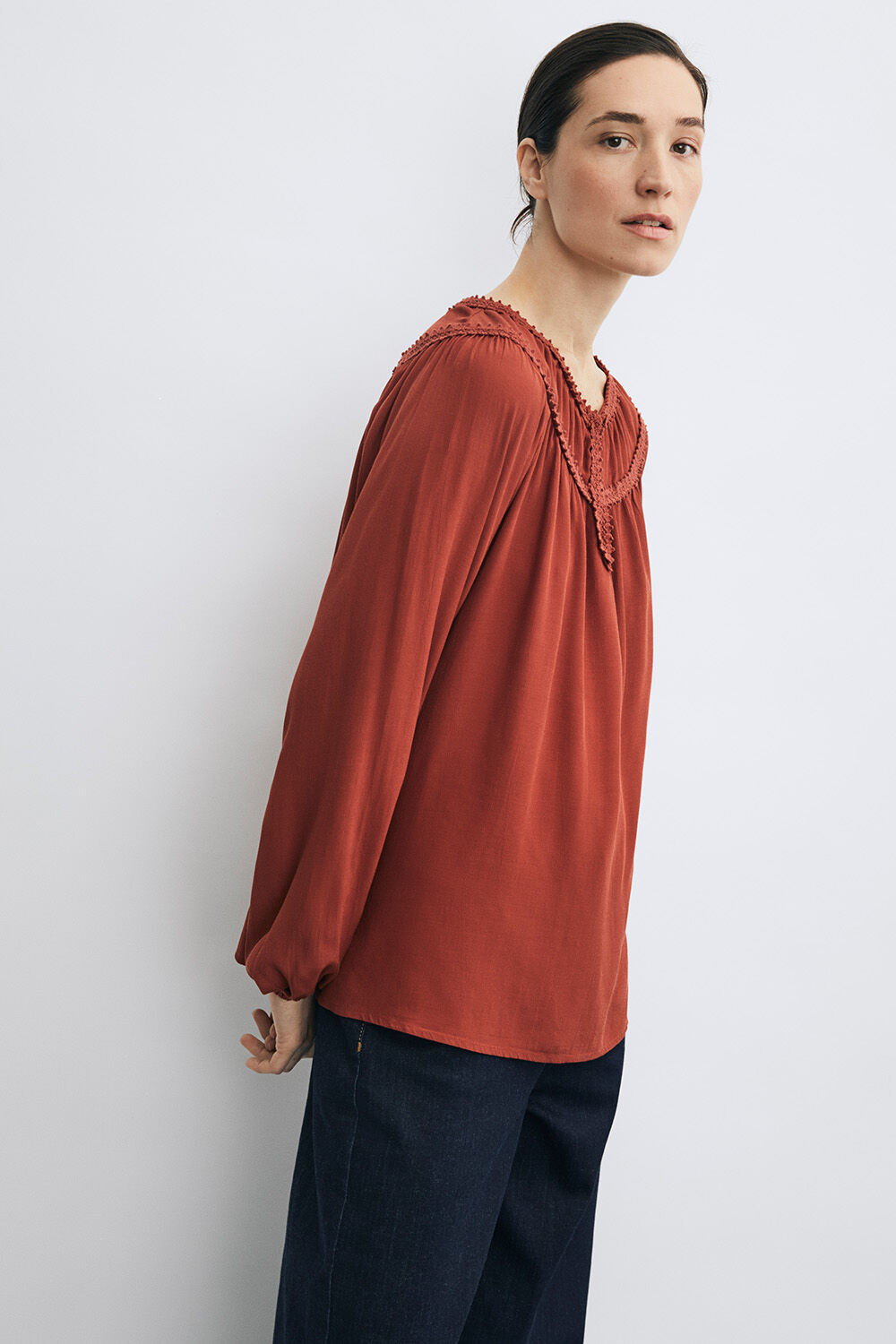 Blouse en viscose avec dentelle crochet et plis - Russet Brown, Jean en coton &agrave; jambes larges et extensible - Dark Denim