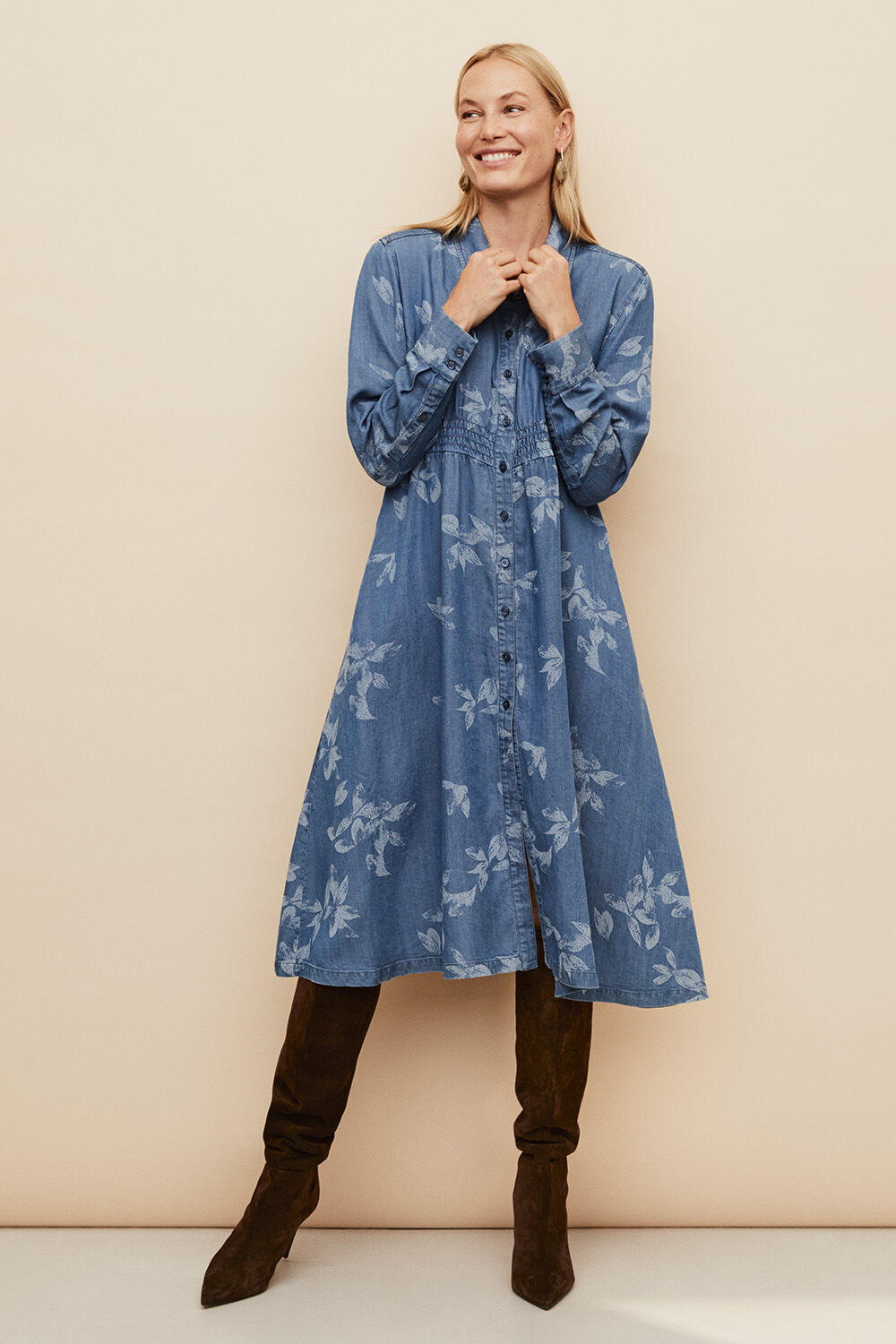 robe chemise en jean imprim&eacute; - Blue Denim, boucles d'oreilles cr&eacute;oles dor&eacute;es - Beige