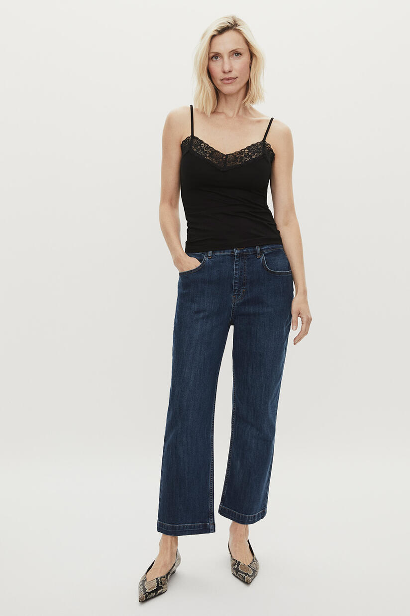 jean court extensible avec poches - Blue Denim, top à bretelles en jersey avec bordure en dentelle - Black