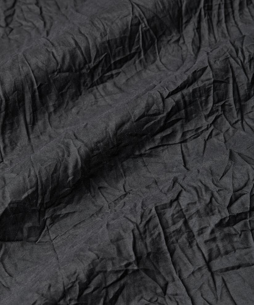 chemisier à col droit en viscose froissée, Black