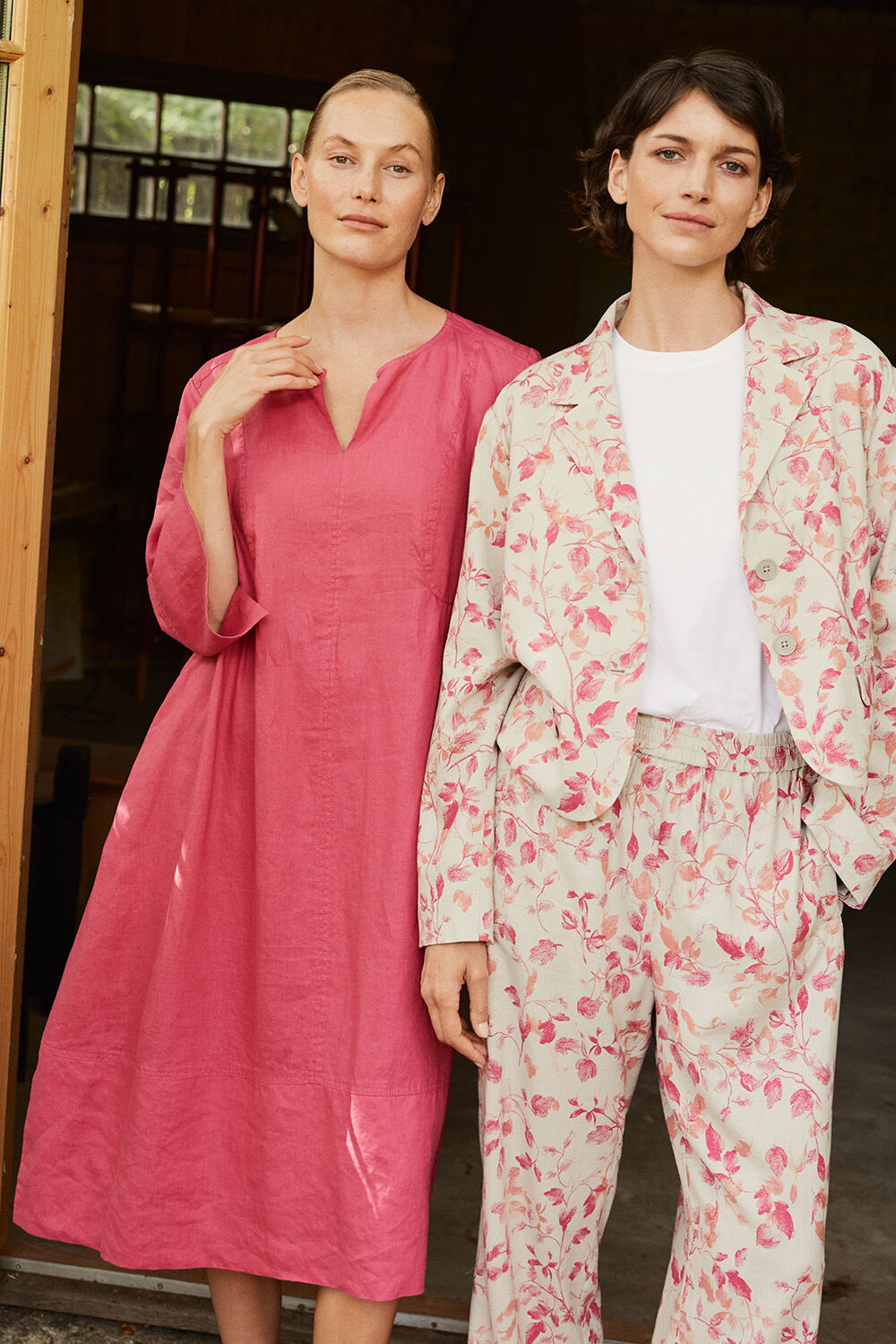 Robe en lin pliss&eacute;e au dos et fendue sur les c&ocirc;t&eacute;s - Carmine, blazer court &agrave; fleurs en lin m&eacute;lang&eacute; - Carmine, T-shirt &agrave; col rond et manches 1/2 - White, pantalon fleuri &agrave; taille &eacute;lastique - Carmine