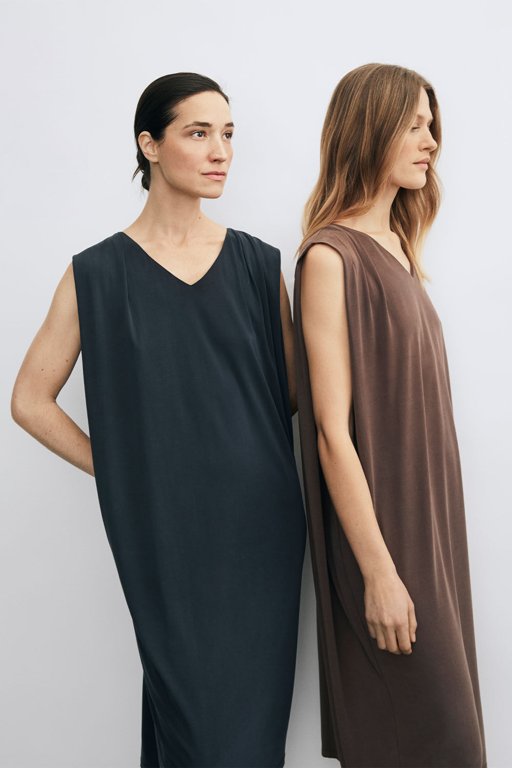 Robe en jersey sans manches &agrave; col en V - Anthracite, Robe en jersey sans manches &agrave; col en V - Pinecone