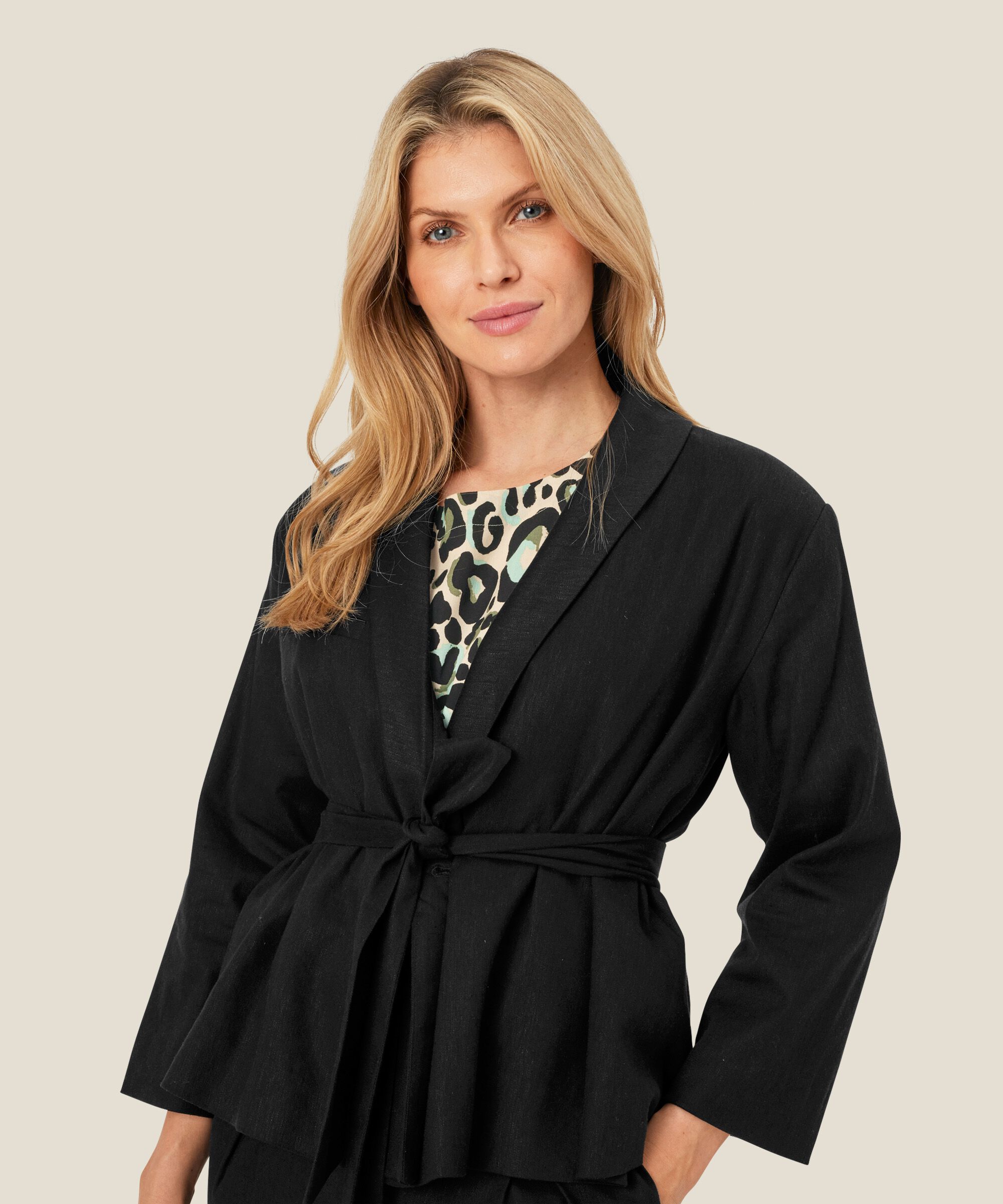blazer en mélange de lin avec fermeture à un seul bouton, Black