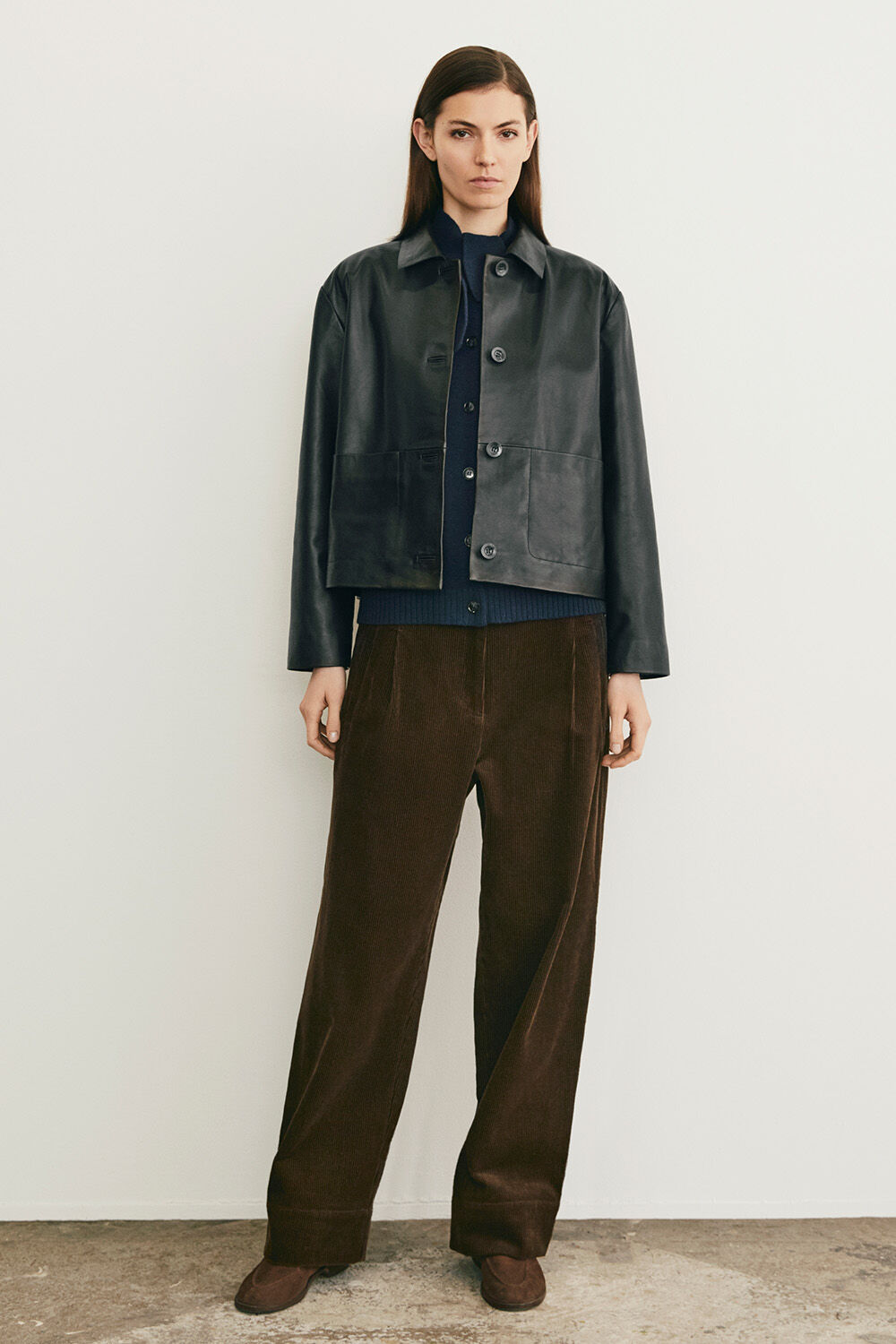 Veste courte avec col chemise et boutons - Black, Cardigan doux en laine avec lien &agrave; nouer - Dress Blue, Pantalon en velours c&ocirc;tel&eacute; de coton &agrave; plis - Slate Black