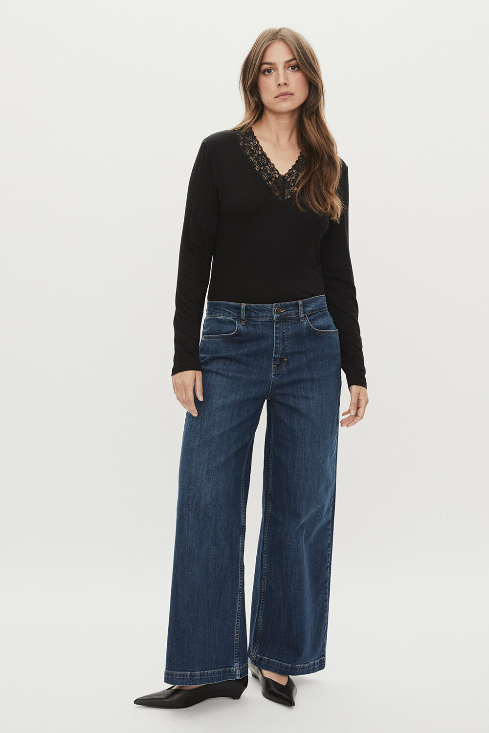 jean extensible &agrave; jambes larges - Blue Denim, blouse en jersey avec bordure en dentelle - Black