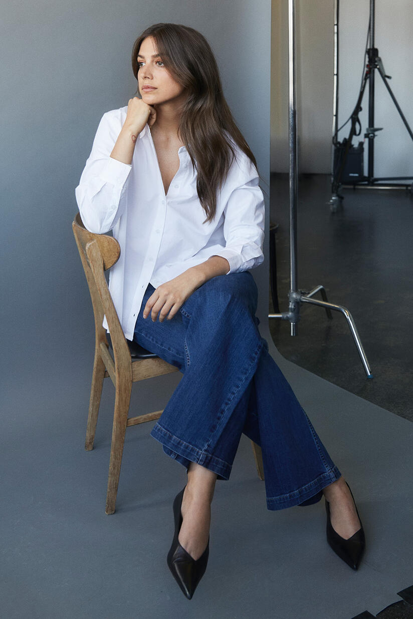 chemise en coton avec dos plus long - White, jean extensible à jambes larges - Blue Denim
