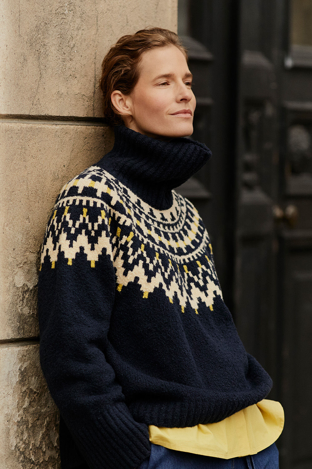 pull &agrave; col roul&eacute; avec bords c&ocirc;tel&eacute;s - Navy Blazer, Chemise Boutonn&eacute;e En Coton - Golden Green, pantalon en jean large avec taille &eacute;lastique - Dark Denim