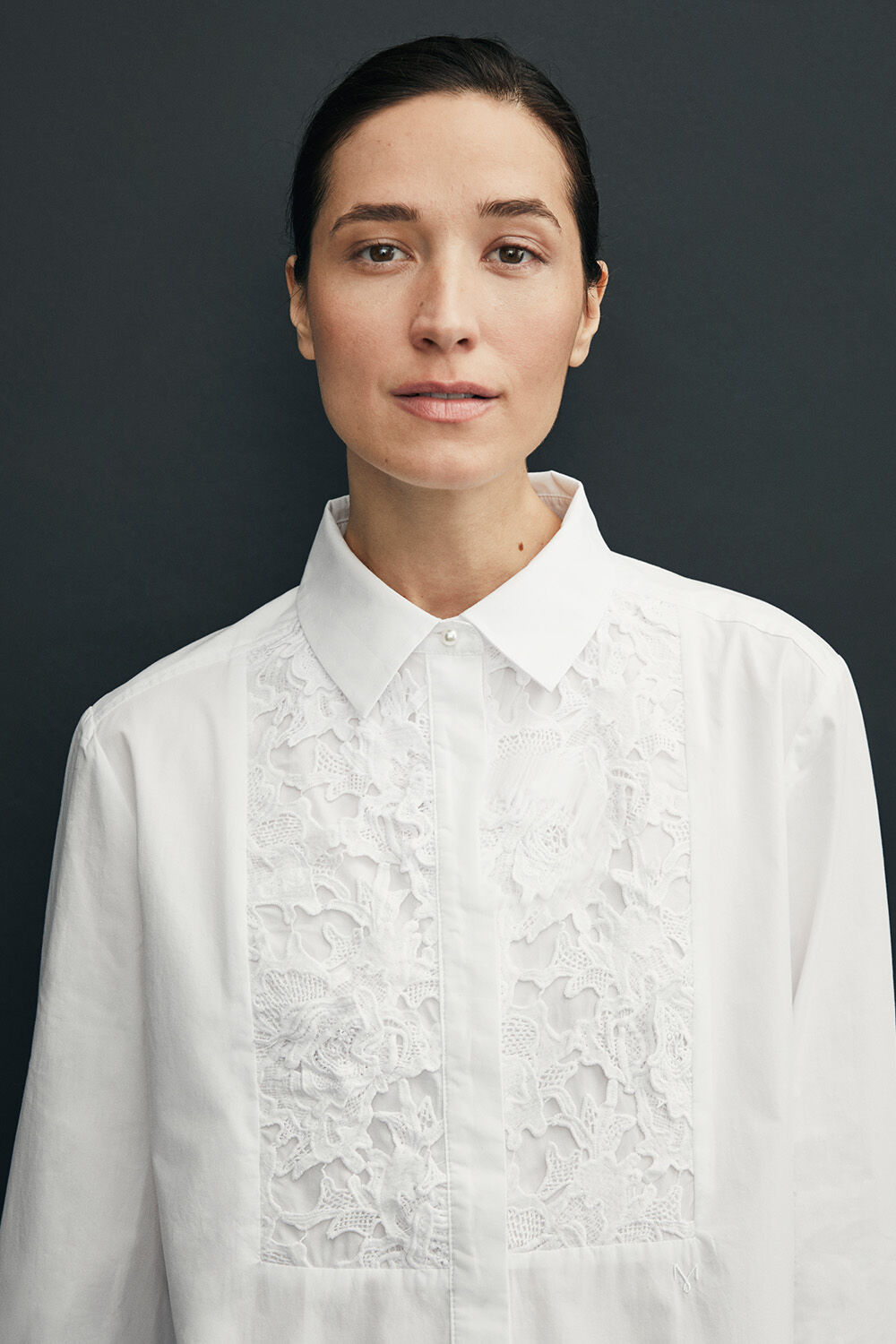 Chemisier en coton avec dentelle et bouton perle - White, Jupe en maille de viscose &agrave; taille &eacute;lastique - D. Grey mel.